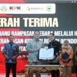 Penyerahan hibah dilakukan dalam acara serah terima di Lobby Lantai 2 Balai Kota Surabaya, Kamis (19/6/2025).