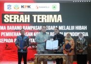 Penyerahan hibah dilakukan dalam acara serah terima di Lobby Lantai 2 Balai Kota Surabaya, Kamis (19/6/2025).