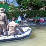 dok. Petugas melakukan operasi yustisi untuk mengantisipasi pembuangan limbah rumen hewan kurban di sungai, Senin (17/06/2024).