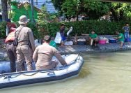 dok. Petugas melakukan operasi yustisi untuk mengantisipasi pembuangan limbah rumen hewan kurban di sungai, Senin (17/06/2024).