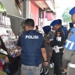 Petugas gabungan melakukan pengecekan pedagang rokok (dok. Satpol PP Surabaya)
