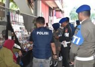 Petugas gabungan melakukan pengecekan pedagang rokok (dok. Satpol PP Surabaya)