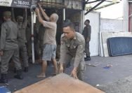 Penertiban bangunan liar (bangli) di sepanjang Jalan Ketintang Permai, Rabu (9/7/2025).
