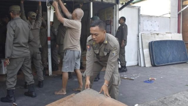 Penertiban bangunan liar (bangli) di sepanjang Jalan Ketintang Permai, Rabu (9/7/2025).