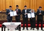 Penandatanganan dokumen RPJMD dalam rapat paripurna di Gedung DPRD Surabaya, Rabu (9/7/2025).