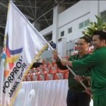 Wali Kota Eri Cahyadi menerima bendera pataka dari Wakil Gubernur Jatim Emil Elestianto Dardak, sebagai tanda estafet tuan rumah Porprov X Jatim 2027 kepada Surabaya (Istimewa)