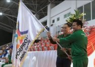 Wali Kota Eri Cahyadi menerima bendera pataka dari Wakil Gubernur Jatim Emil Elestianto Dardak, sebagai tanda estafet tuan rumah Porprov X Jatim 2027 kepada Surabaya (Istimewa)