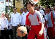 dok. Wali Kota Surabaya Eri Cahyadi saat meninjau Sistem Penerimaan Mahasiswa Baru (SPMB).