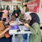 dok. Mahasiswa UPN Jatim melakukan pendampingan digitalisasi usaha warga saat kegiatan KKN di Kelurahan Rungkut Tengah (Foto: KKN UPNVJ)