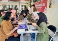 dok. Mahasiswa UPN Jatim melakukan pendampingan digitalisasi usaha warga saat kegiatan KKN di Kelurahan Rungkut Tengah (Foto: KKN UPNVJ)