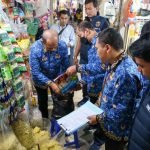 Satgas Pangan Surabaya melakukan sidak pasar dan perusahaan distribusi beras, Kamis (17/7/2025).
