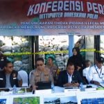 Konferensi pers ungkap kasus tambang batubara ilegal, yang digelar di Blok Depo Kontainer, Pelindo, Tanjung Perak Surabaya, Kamis (17/07/2025) (Istimewa)