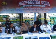 Konferensi pers ungkap kasus tambang batubara ilegal, yang digelar di Blok Depo Kontainer, Pelindo, Tanjung Perak Surabaya, Kamis (17/07/2025) (Istimewa)