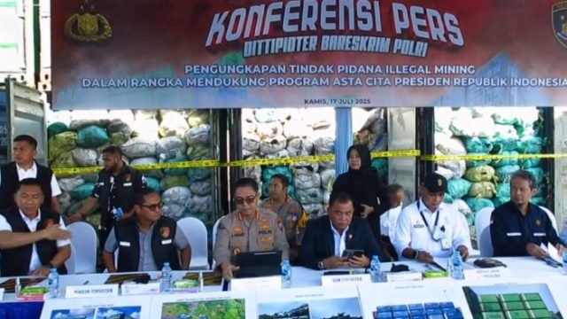 Konferensi pers ungkap kasus tambang batubara ilegal, yang digelar di Blok Depo Kontainer, Pelindo, Tanjung Perak Surabaya, Kamis (17/07/2025) (Istimewa)