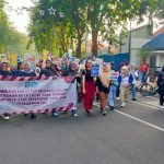 Aksi kampanye stop pernikahan anak dilakukan dengan berjalan kaki dari Halte Jalan Darmo menuju Taman Bungkul, Minggu (27/7/2025).