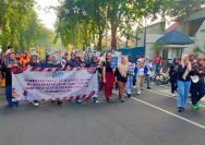 Aksi kampanye stop pernikahan anak dilakukan dengan berjalan kaki dari Halte Jalan Darmo menuju Taman Bungkul, Minggu (27/7/2025).