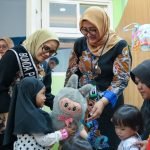 Direktur PAUD Kemendikdasmen RI, Nia Nurhasanah, saat meninjau kegiatan di TK/KB/TPA Negeri Bung Karno di Komplek Graha Bunda PAUD, Jalan Pawiyatan Surabaya, Selasa (15/7/2025).