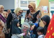 Direktur PAUD Kemendikdasmen RI, Nia Nurhasanah, saat meninjau kegiatan di TK/KB/TPA Negeri Bung Karno di Komplek Graha Bunda PAUD, Jalan Pawiyatan Surabaya, Selasa (15/7/2025).