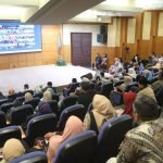 Wali Kota Surabaya Eri Cahyadi memberikan pembekalan kepada para orang tua murid di SMP Al-Hikmah, Minggu (20/7/2025).