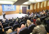 Wali Kota Surabaya Eri Cahyadi memberikan pembekalan kepada para orang tua murid di SMP Al-Hikmah, Minggu (20/7/2025).