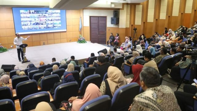 Wali Kota Surabaya Eri Cahyadi memberikan pembekalan kepada para orang tua murid di SMP Al-Hikmah, Minggu (20/7/2025).