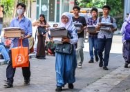 Distribusi perlengkapan sekolah kepada penerima Beasiswa Pemuda Tangguh dipusatkan di Gelanggang Remaja Surabaya pada 22-25 Juli 2025 (Istimewa)