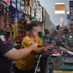 Petugas Satpol PP dan Bea Cukai melakukan pemeriksaan penjualan di pada salah satu toko kelontong (dok. Satpol PP Surabaya)