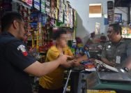 Petugas Satpol PP dan Bea Cukai melakukan pemeriksaan penjualan di pada salah satu toko kelontong (dok. Satpol PP Surabaya)