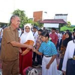 Kepala Dispendik Surabaya, Yusuf Masruh, saat meninjau pelaksanaan MPLS di sejumlah SD dan SMP di Surabaya, Senin (14/7/2025) (Istimewa)