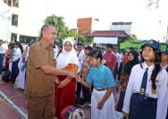 Kepala Dispendik Surabaya, Yusuf Masruh, saat meninjau pelaksanaan MPLS di sejumlah SD dan SMP di Surabaya, Senin (14/7/2025) (Istimewa)