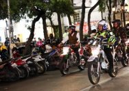 Sweeping gabungan jajaran pemkot dan TNI-Polri terkait pembatasan jam malam anak di Surabaya, Kamis (3/7/2025) (dok. Pemkot Surabaya)