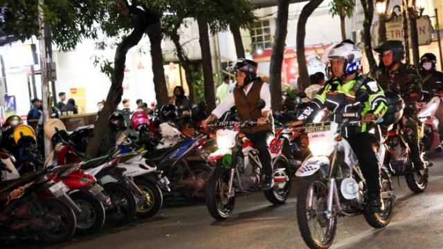 Sweeping gabungan jajaran pemkot dan TNI-Polri terkait pembatasan jam malam anak di Surabaya, Kamis (3/7/2025) (dok. Pemkot Surabaya)