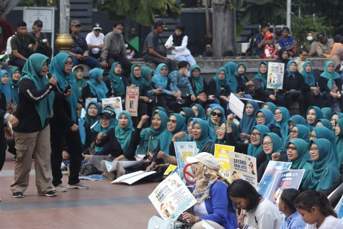 Aksi ini melibatkan puluhan kader dari Pokja I TP PKK Surabaya, serta anak-anak dari organisasi FAS, Duta GenRe dan Karang Taruna, Minggu (27/7/2025).