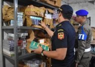 Ratusan ribu batang rokok tanpa cukai diamankan di sebuah toko wilayah Asemrowo dan Tandes Surabaya (dok. Satpol PP Surabaya)