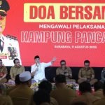 Doa bersama sekaligus mengawali pelaksanaan Kampung Pancasila di lobby lantai 2 Balai Kota Surabaya, Senin (11/8/2025).