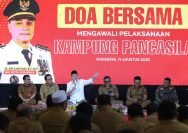Doa bersama sekaligus mengawali pelaksanaan Kampung Pancasila di lobby lantai 2 Balai Kota Surabaya, Senin (11/8/2025).