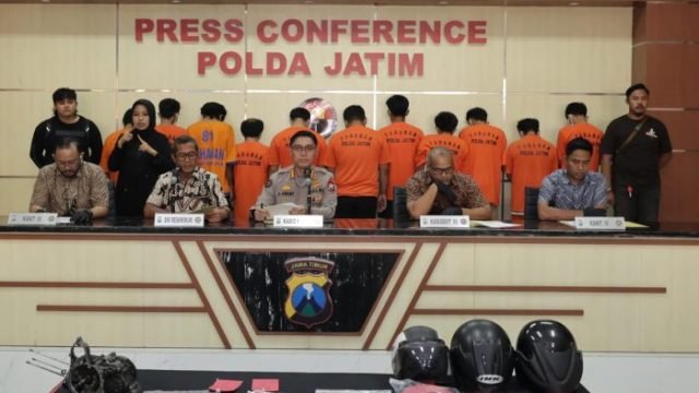 Konferensi pers ungkap kasus pencurian kendaraan bermotor (curanmor) di Mapolda Jatim, Jumat (1/8/2025) (Foto: dok. Bidhum Polda Jatim)