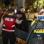 Petugas dari Dinas Perhubungan (Dishub) dan Polrestabes Surabaya mengamankan juru parkir tak resmi yang beroperasi di kawasan Jalan Tunjungan, Jumat (1/8/2025) malam.
