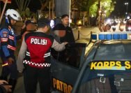 Petugas dari Dinas Perhubungan (Dishub) dan Polrestabes Surabaya mengamankan juru parkir tak resmi yang beroperasi di kawasan Jalan Tunjungan, Jumat (1/8/2025) malam.