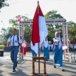 Upacara Tantingan Calon Paskibraka Kota Surabaya Tahun 2025 di Halaman Balai Kota, Senin (4/8/2025).