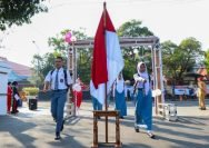 Upacara Tantingan Calon Paskibraka Kota Surabaya Tahun 2025 di Halaman Balai Kota, Senin (4/8/2025).