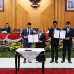 Pengesahan KUA-PPAS APBD Kota Surabaya 2025 dalam rapat paripurna yang di Gedung DPRD Surabaya, Selasa (5/8/2025).