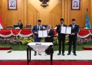 Pengesahan KUA-PPAS APBD Kota Surabaya 2025 dalam rapat paripurna yang di Gedung DPRD Surabaya, Selasa (5/8/2025).