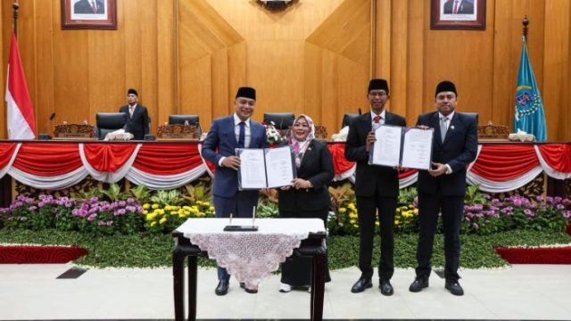 Pengesahan KUA-PPAS APBD Kota Surabaya 2025 dalam rapat paripurna yang di Gedung DPRD Surabaya, Selasa (5/8/2025).