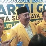 Ketua Demisioner DPD Partai Golkar Kota Surabaya, Ali Mufthi (tengah) saat memberikan keterangan pers kepada awak media (Istimewa)