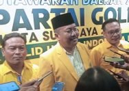 Ketua Demisioner DPD Partai Golkar Kota Surabaya, Ali Mufthi (tengah) saat memberikan keterangan pers kepada awak media (Istimewa)