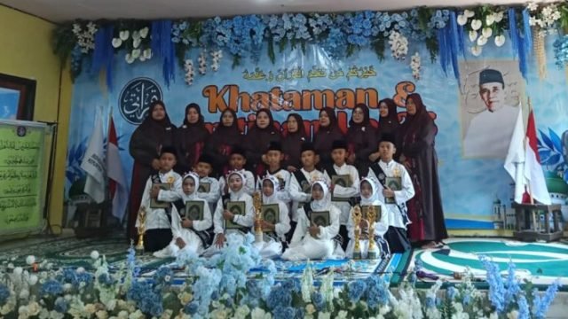Prosesi khataman TPQ Hidayatush Shibyan, Sidoarjo, Minggu (31/8/2025).