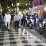 Petugas Dishub Surabaya melakukan pengawasan parkir di Jalan Tunjungan pada Jumat (1/8/2025) malam.