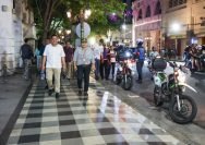 Petugas Dishub Surabaya melakukan pengawasan parkir di Jalan Tunjungan pada Jumat (1/8/2025) malam.
