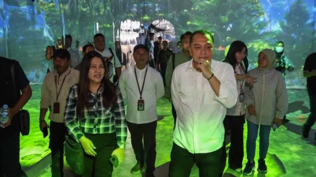 Wali Kota Surabaya Eri Cahyadi, saat meninjau wahana di Kebun Binatang Surabaya (KBS), Jumat (8/8/2025) (Foto: Pemkot Surabaya)